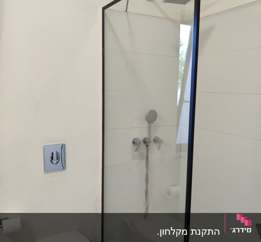 מקלחת עם דלת זכוכית וברז כסוף